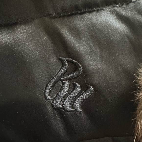 Chic Black Puffer Jacket with Faux Fur - Picture 2 of 3